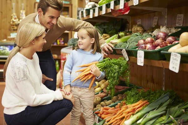 Family Choosing Fresh Vegetables In Farm Shop — Stock Photo, Image