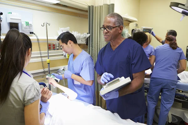 医疗队伍，致力于在急症室里的病人 — 图库照片