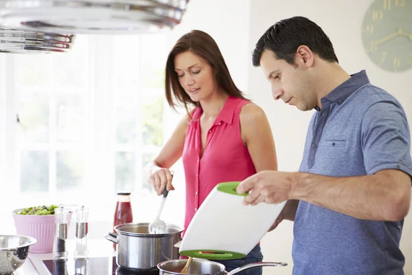 Casal hispânico cozinhar refeição em casa juntos — Fotografia de Stock