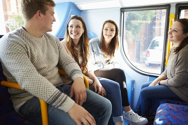 Gruppe junger Leute auf gemeinsamer Busfahrt — Stockfoto