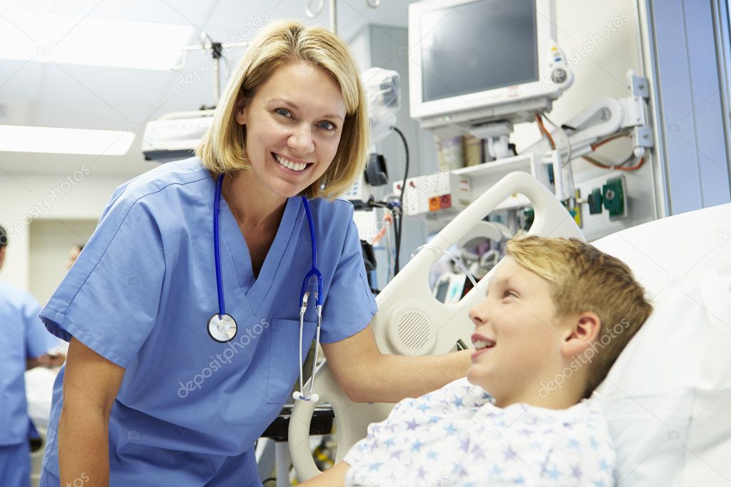 Boy Talking To Female Nurse In Emergency Room — Stock Photo