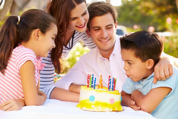 Familie viert verjaardag — Stockfoto