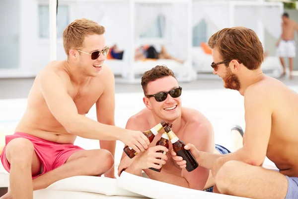 Manliga vänner av poolen tillsammans — Stockfoto