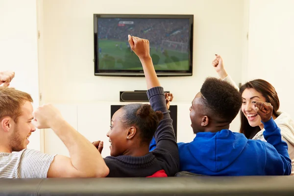 Twee paren televisie kijken — Stockfoto