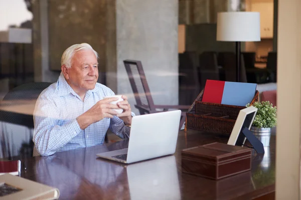 Uomo anziano utilizzando il computer portatile — Foto Stock