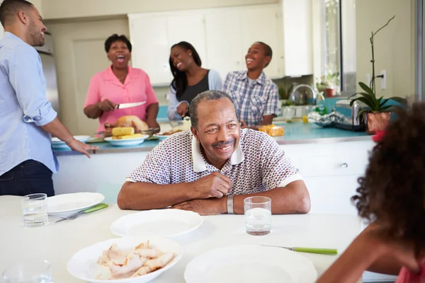 Mehrgenerationenfamilie bereitet sich auf Essen vor — Stockfoto