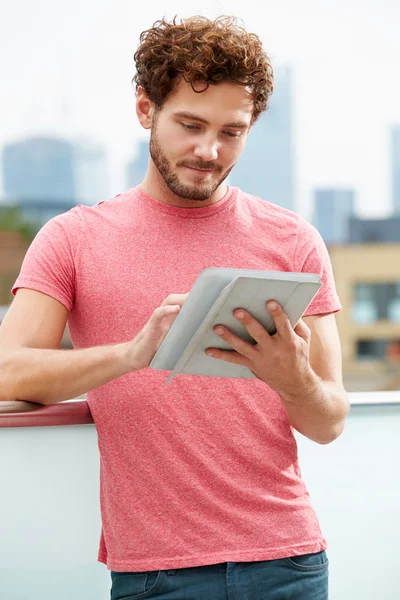 Mann nutzt digitales Tablet — Stockfoto