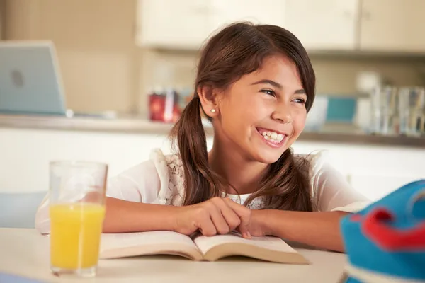 Hispán lány olvasó házi feladat — Stock Fotó