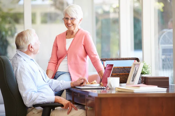 Senior Couple Using Laptop — Stock Photo, Image