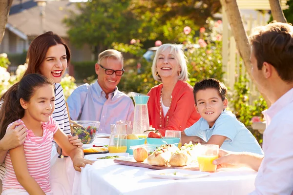 Mehrgenerationenfamilie — Stockfoto