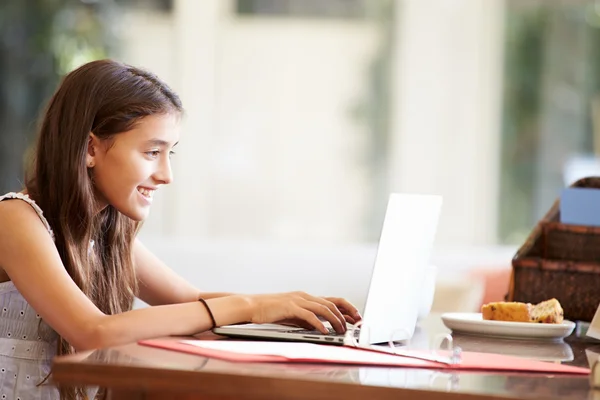 Tonårstjej som använder laptop — Stockfoto