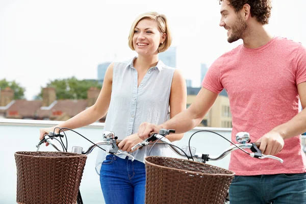 Pareja empujando bicicletas — Foto de Stock