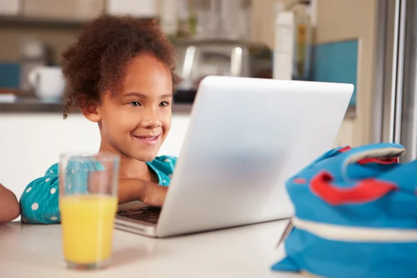 Ragazza utilizzando il computer portatile — Foto Stock