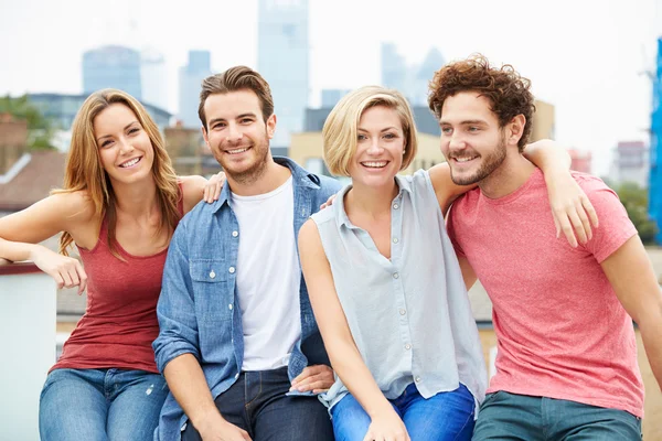 Freunde entspannen auf der Dachterrasse — Stockfoto