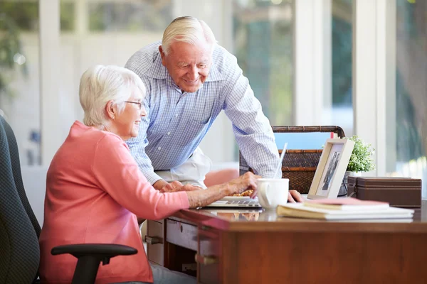 Senioren-Paar benutzt Laptop — Stockfoto