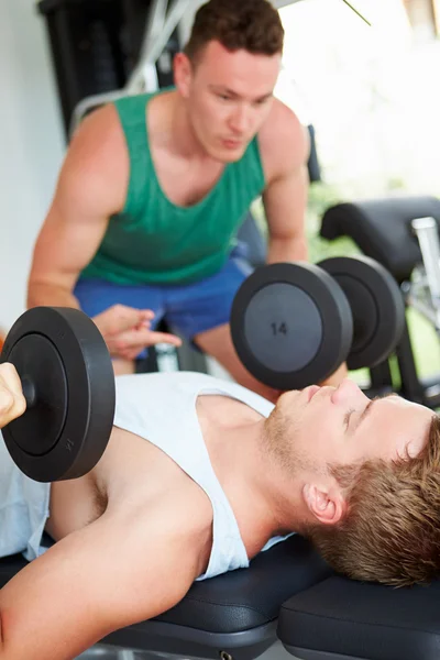 在健身房训练的两名男子 — 图库照片