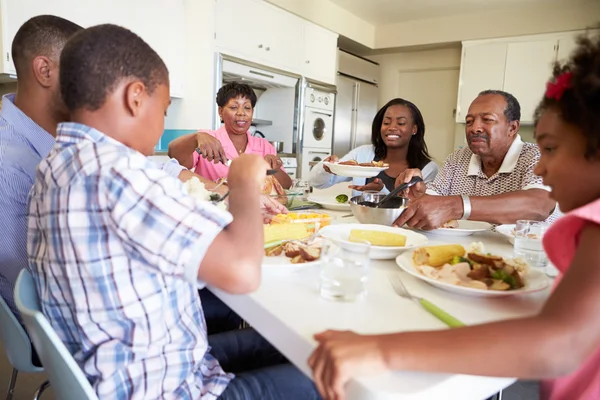 Familia multi-generación comiendo comida — Foto de Stock