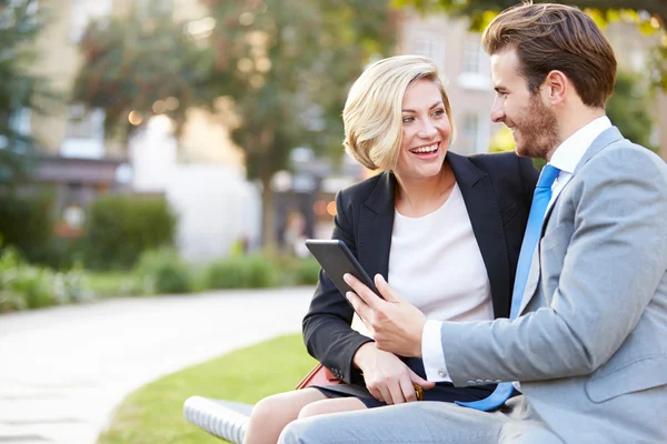 Casal de negócios usando tablet digital — Fotografia de Stock