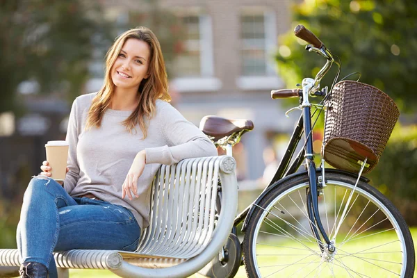 Femme relaxante sur banc de parc — Photo