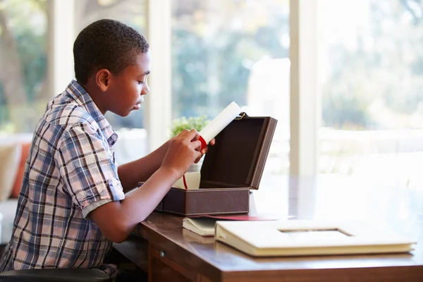 Ragazzo guardando il documento — Foto Stock