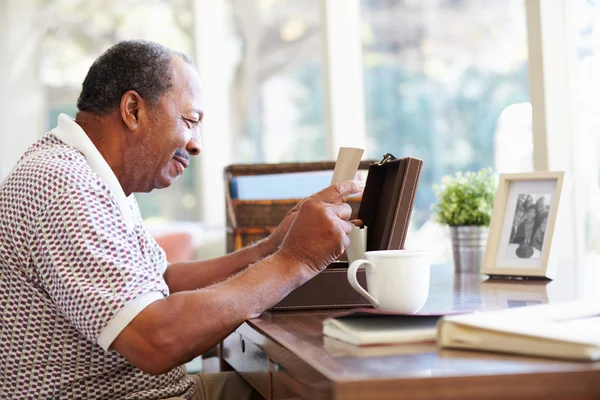 Senior man brief ingebruikneming vak — Stockfoto