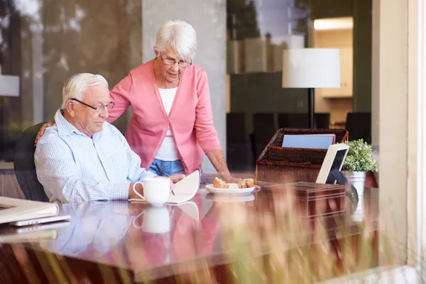 Senior man memoires in boek schrijven — Stockfoto