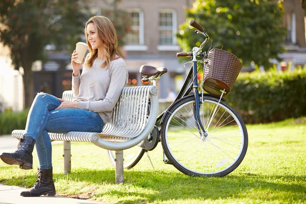 Kvinna avkopplande på parkbänk — Stockfoto