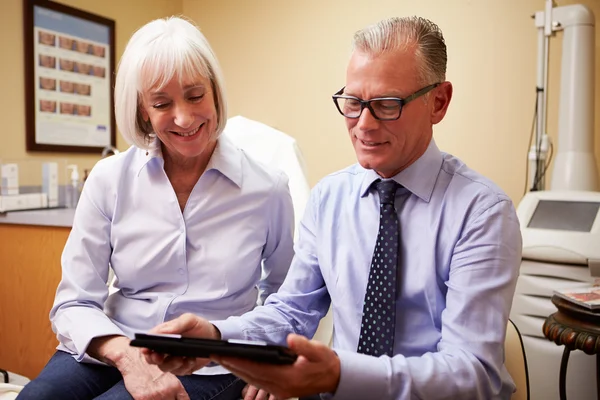 Cosmetic Surgeon Discussing Procedure With Client — Stock Photo, Image