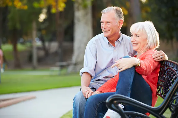 Volwassen paar zitten op park bank — Stockfoto