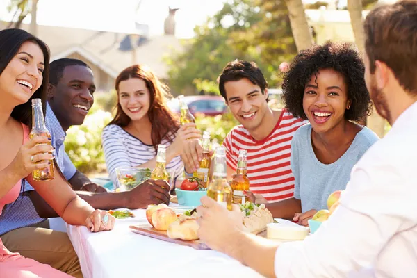 Grupo de amigos disfrutando de la comida — Foto de Stock