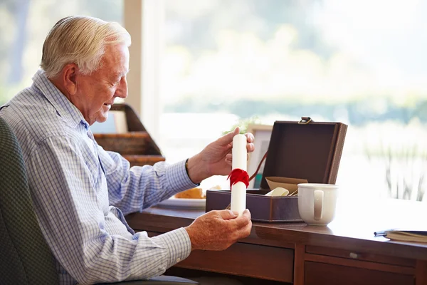 Man sätta kommer in i låda — Stockfoto