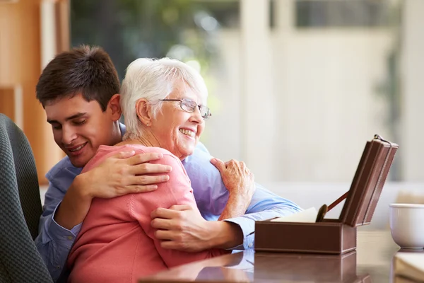 Nieto abrazando abuela — Foto de Stock