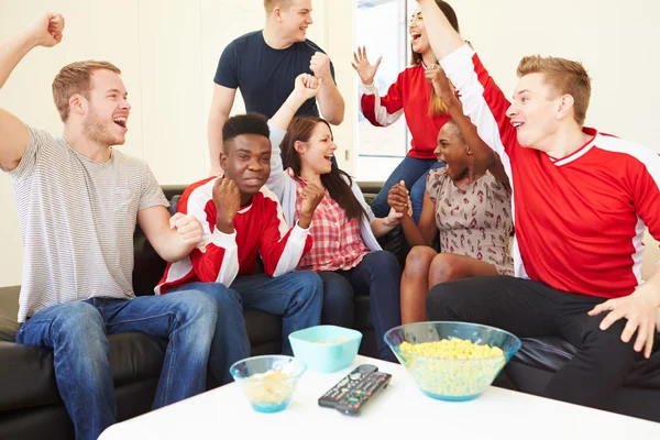 Fãs de esportes assistindo jogo na TV — Fotografia de Stock