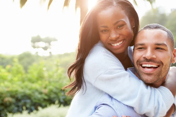 Liebevolles afrikanisch-amerikanisches Paar — Stockfoto