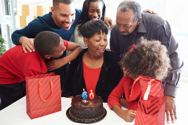 Rodzina świętuje 60-te urodziny — Zdjęcie stockowe