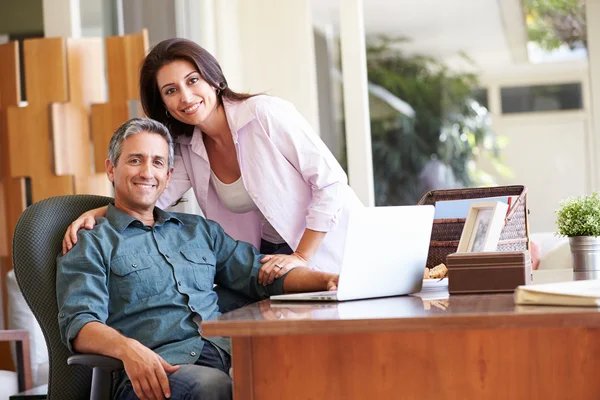 Hispanisches Paar mit Laptop — Stockfoto