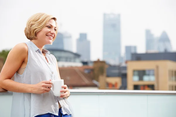 Vrouw met kopje koffie — Stockfoto