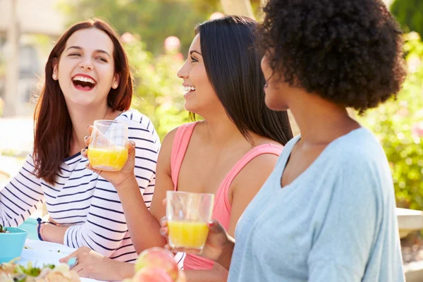 Três amigas desfrutando da refeição — Fotografia de Stock