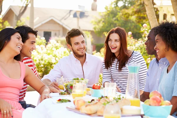 Friends Enjoying Meal At Outdoor Party — Stockfoto