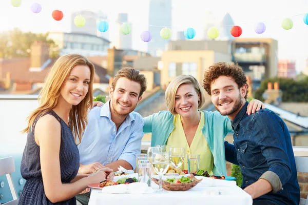 Grupp vänner äta måltid — Stockfoto