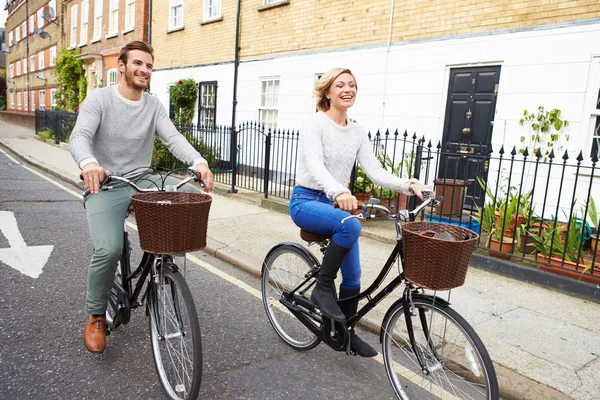 街上骑自行车的夫妇 — 图库照片