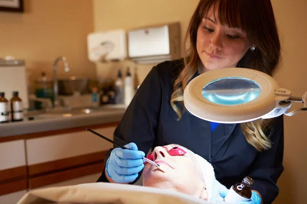 Vrouw met dermabrasie cosmetische behandeling — Stockfoto