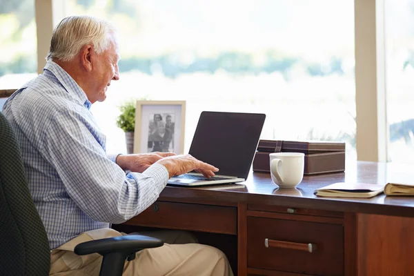 Senior man med bärbar dator — Stockfoto