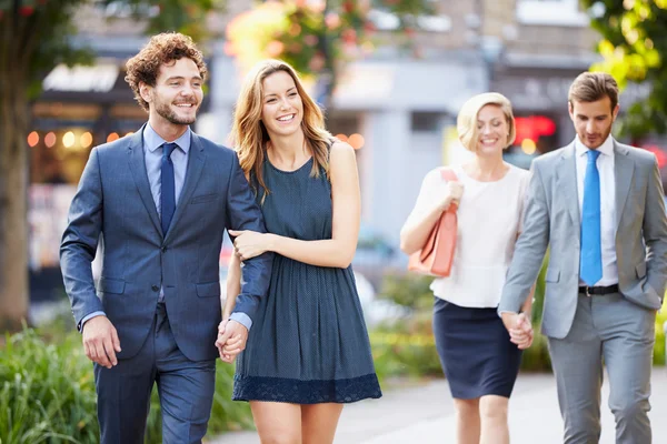 Parejas caminando por el parque de la ciudad — Foto de Stock