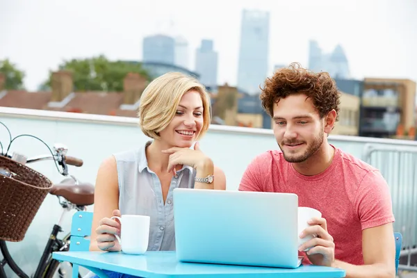 Par som använder laptop — Stockfoto