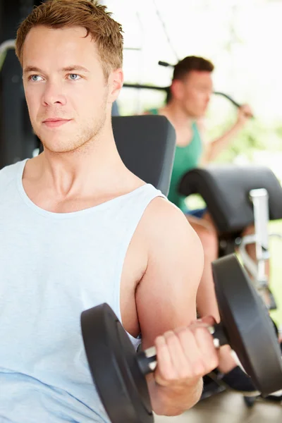 Twee mannen training in de sportschool — Stockfoto