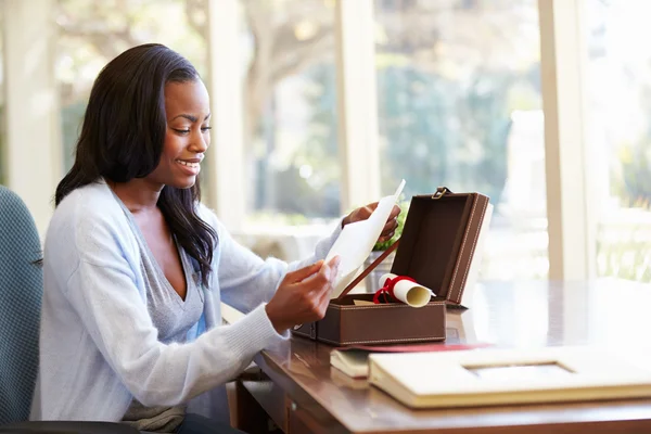 Donna che guarda la lettera — Foto Stock