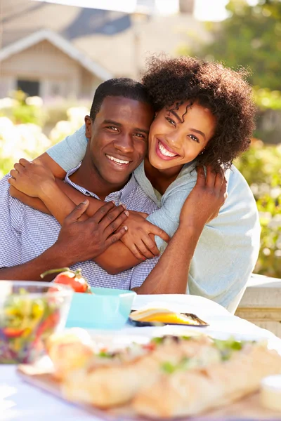 Pareja romántica comiendo comida en el jardín —  Fotos de Stock