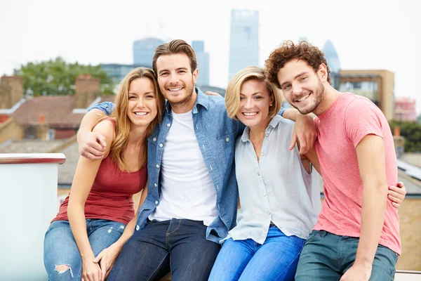 Amigos que se relajan en la terraza de la azotea — Foto de Stock