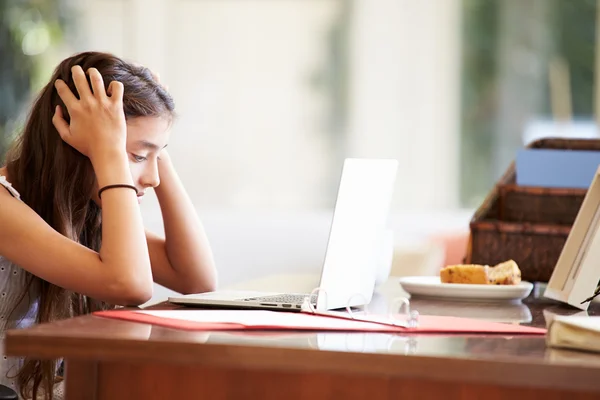 Estressado adolescente menina usando laptop — Fotografia de Stock